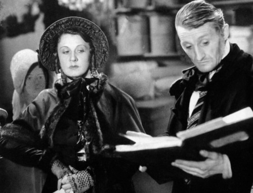 Fotograma de la versión de Jean Renoir de "Madame Bovary" (1933), en el que aparece Emma con su acreedor, el despiadado Lhereux 