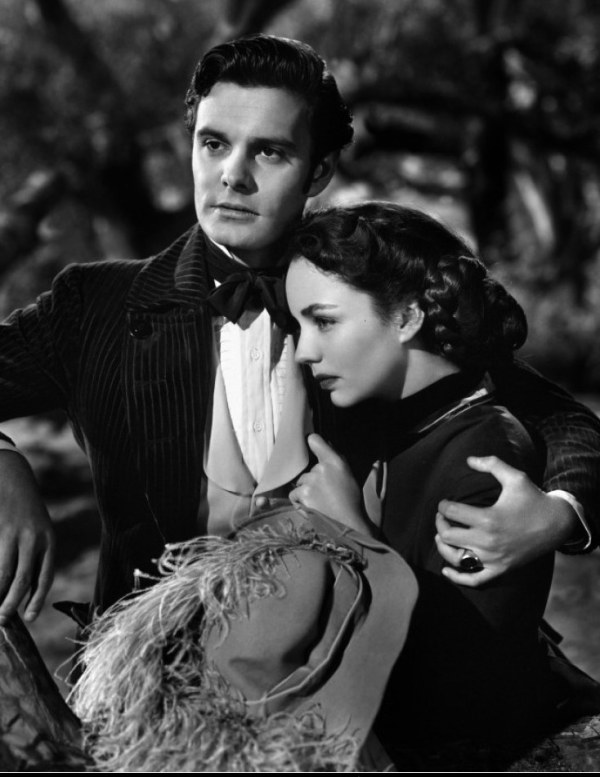 Fotograma de "Madame Bovary", en la versión de Vincente Minnelli (1949), en la que se ve a Emma abrazada a su amante Rodolphe Boulanger