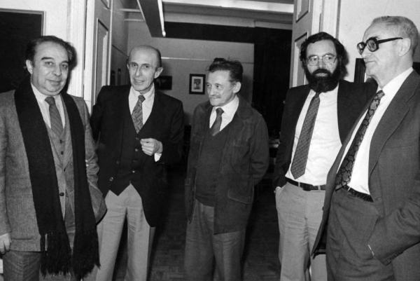Jaime Salinas y a la izquierda, con los escritores Juan García Hortelano y Mario Benedetti 