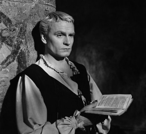 Lawrence Olivier en el papel de Hamlet, en la escena en que, a la pregunta de Polonio "¿Qué leéis, mi señor", le responde "Palabras, palabras, palabras"