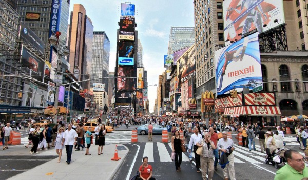 Times Square, el centro neurálgico de Nueva York rodeado de carteles luminosos y pantallas gigantescas