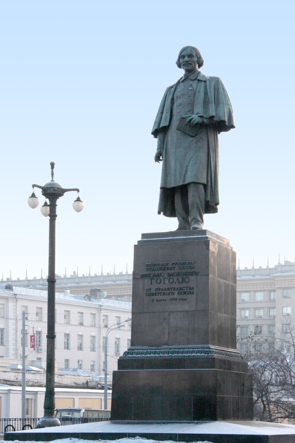 Estatua de Gógol en San Petersburgo
