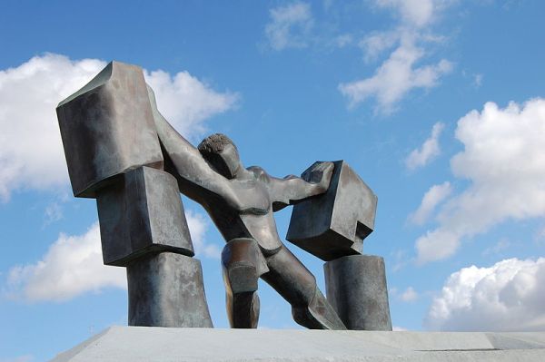 Escultura de Sansón derribando las columnas, de Einat Tzilker