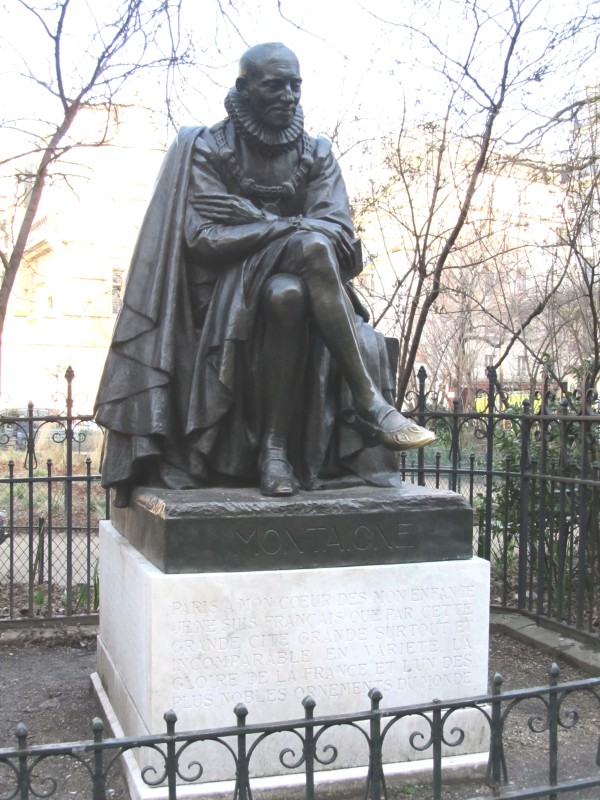 Estatua de Montaigne, frente a la Universidad de La Sorbona de París