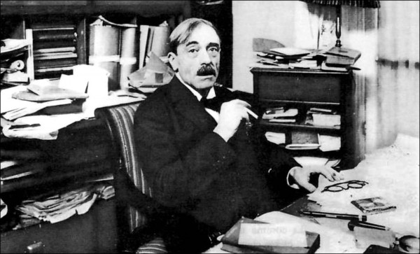Paul Valéry fotografiado en su estudio en 1930