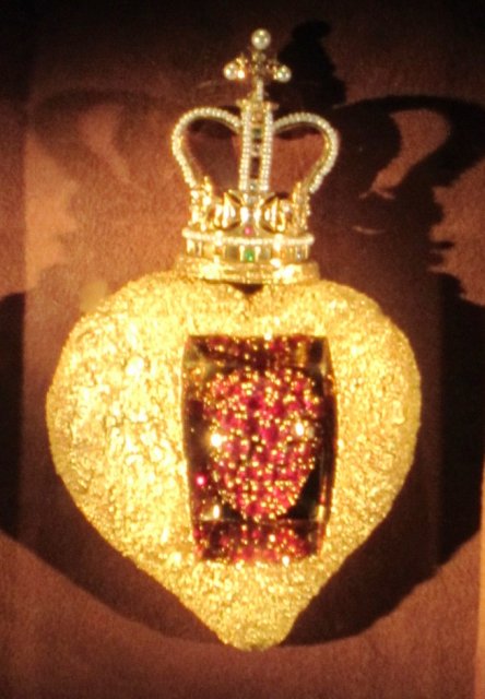 El corazón real (1953), de Dali, joya de oro, rubíes, zafiros, esmeraldas, aguamarinas, peridotos, granates, amatistas, diamantes y perlas