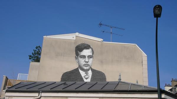 Retrato de Emmanuel Bove en la fachada de una casa del suburbio parisino de Bécon-les-Bruyères que describió en un libro 